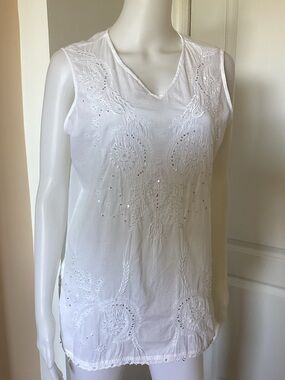 Kim & Cami White Embroidered V-Neck Sleeveless Tank